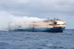 Felicity Ace號起火事故 汽車運輸船起火