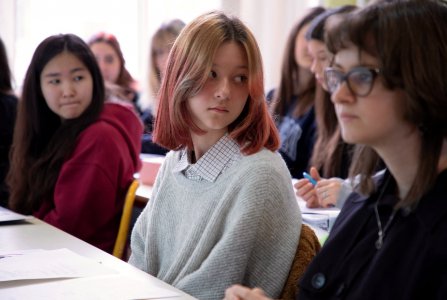 烏克蘭15歲的雙胞胎姐妹逃離基輔后已在巴黎上高中