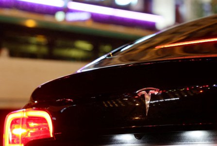 巴黎出租車司機的特斯拉汽車發(fā)生車禍 已對特斯拉提