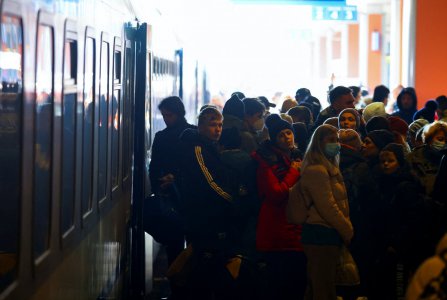 在克拉科夫火車站 烏克蘭戰(zhàn)爭難民在混亂中得到照顧