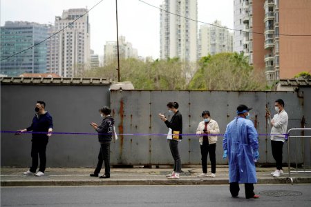 上海敦促耐心抗疫 因?yàn)椴±龜?shù)在兩周內(nèi)首次下降