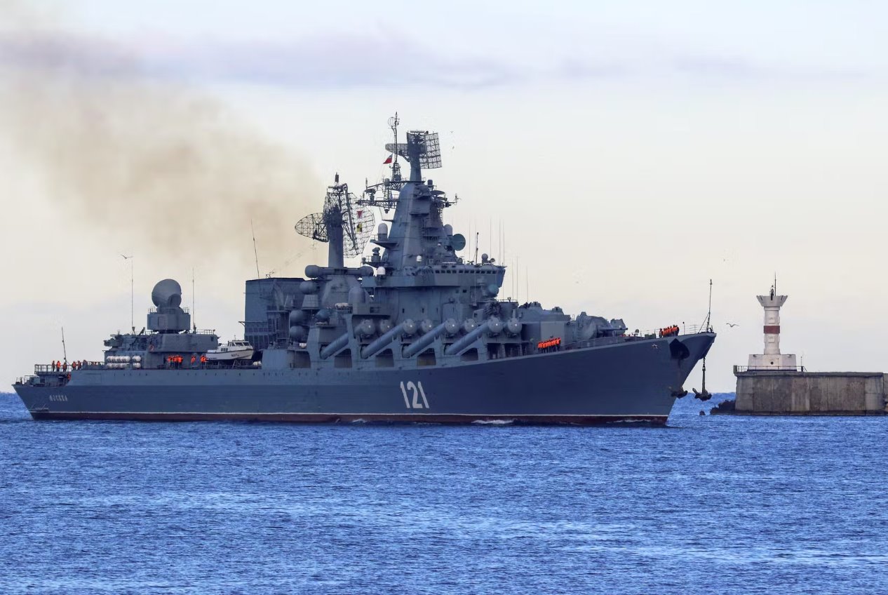 俄軍方稱俄軍艦發(fā)生爆炸嚴重受損