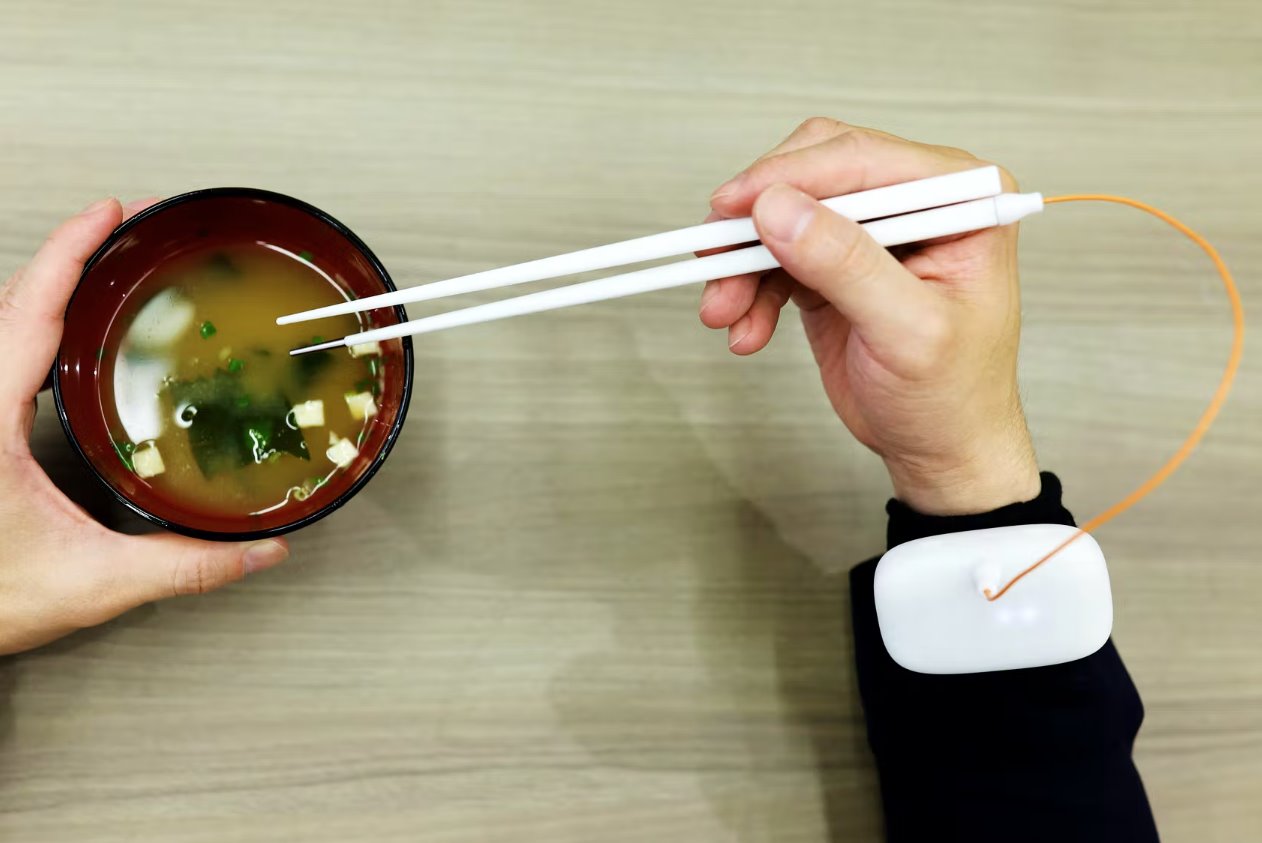 日本研制出增強咸味的電子筷子