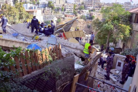 約旦倒塌建筑至少10人被困