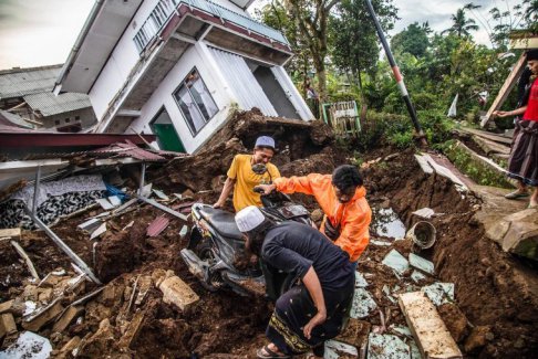 印尼5.6級地震已造成310人遇難