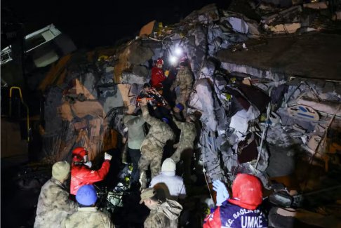 土耳其地震救援 夜晚充滿了尖叫和哭泣