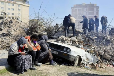 地震無人機(jī)鏡頭顯示土耳其城鎮(zhèn)的破壞深度