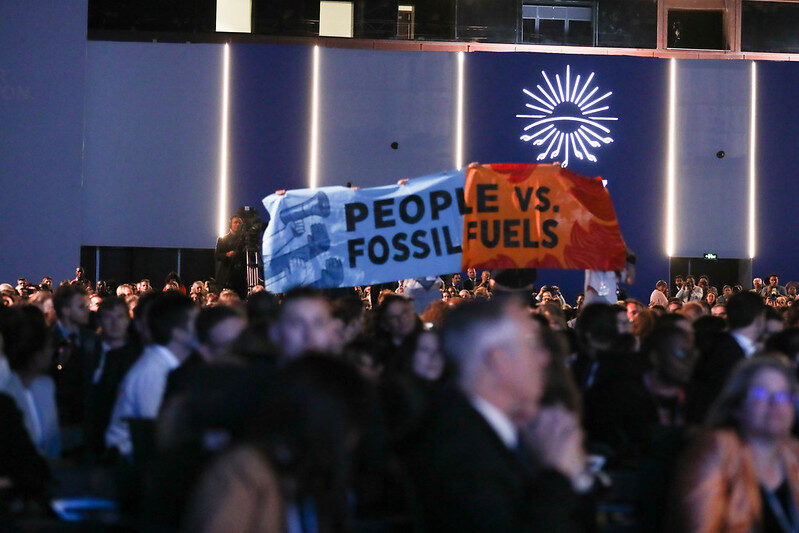 拜登演講期間在Cop27全體會(huì)議上的抗議活動(dòng)。（照片：聯(lián)合國(guó)氣候變化）
