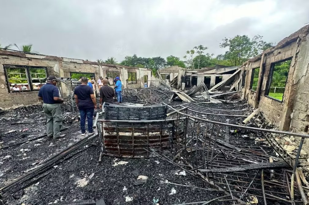圭亞那一名學(xué)生手機被老師沒收 縱火燒了宿舍導(dǎo)致19人死亡