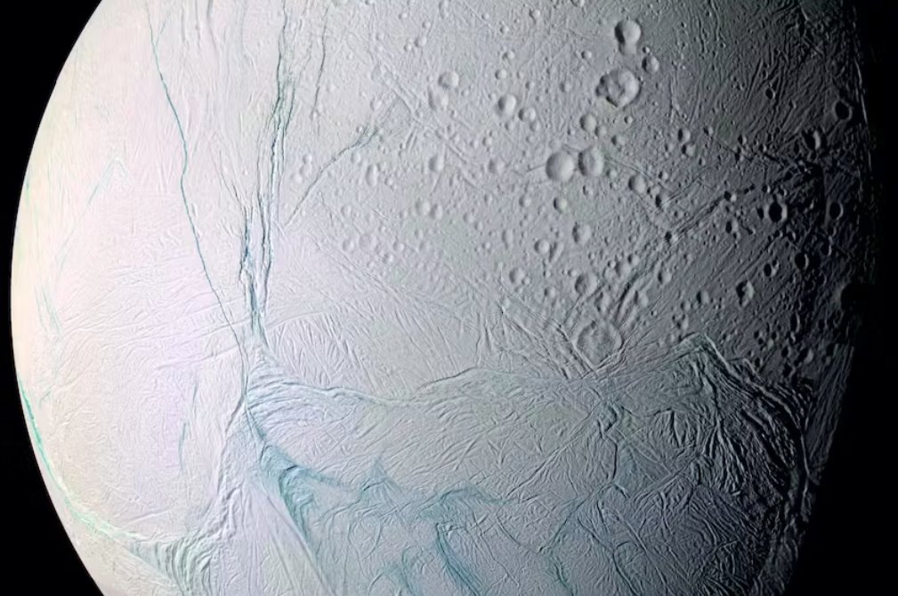 土星的冰冷衛(wèi)星土衛(wèi)二蘊藏著生命必需的元素