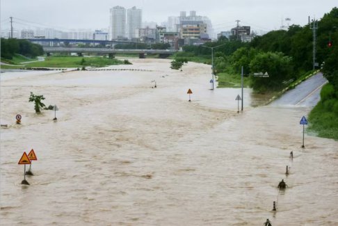韓國遭遇山體滑坡 洪水數百人疏散