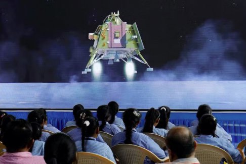 月球車離開印度月船三號(hào)航天器探索月球表面