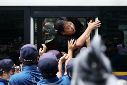 韓國(guó)警方逮捕16名試圖進(jìn)入日本大使館的福島抗議者