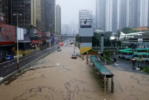 香港因暴雨警告學(xué)校停課