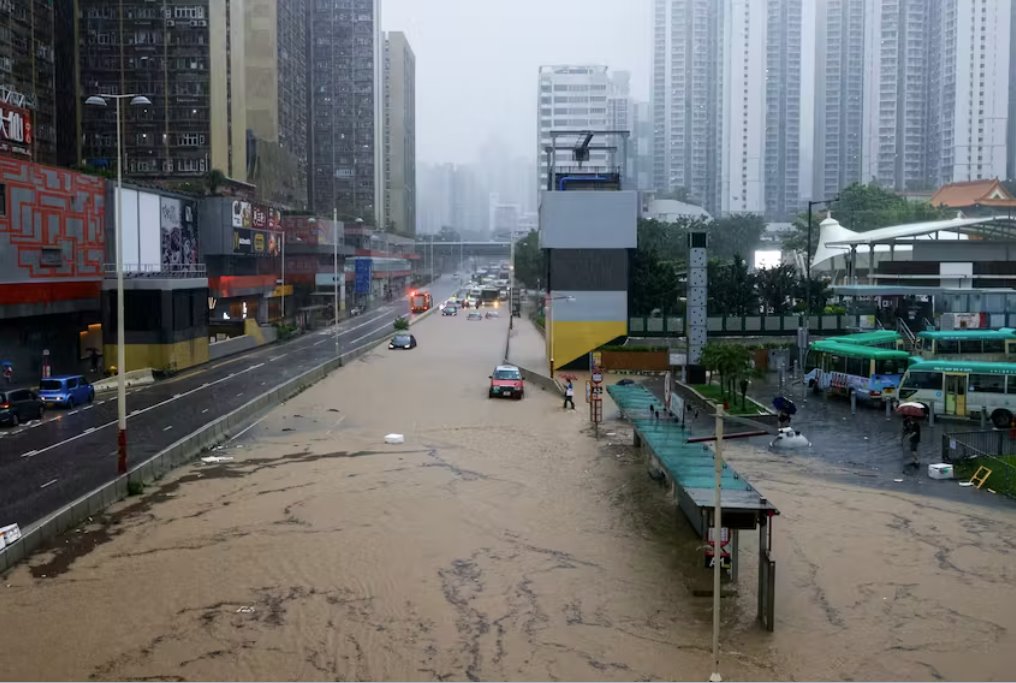 香港因暴雨警告學校停課