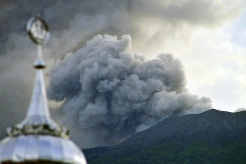 印度尼西亞火山噴發(fā)11名登山者遇難搜尋工作暫停