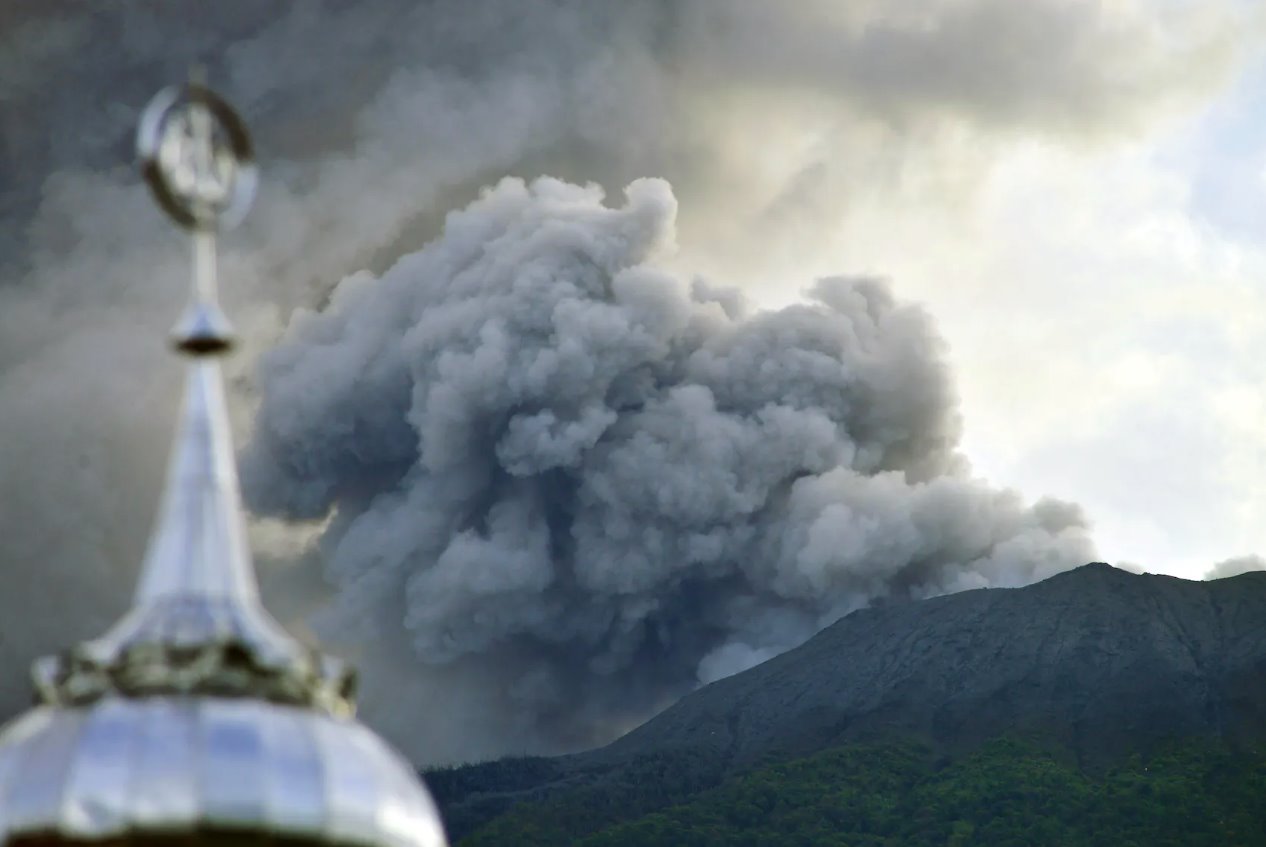 印度尼西亞火山噴發(fā)11名登山者遇難搜尋工作暫停