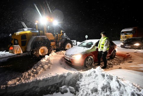 瑞典南部和丹麥數(shù)百名駕車者夜間被困在雪中