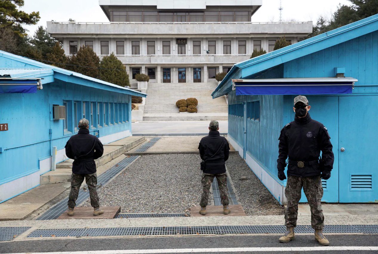 韓國士兵在韓國坡州板門店邊境村莊非軍事區(qū)(DMZ)聯(lián)合安全區(qū)(JSA)的媒體參觀期間站崗。