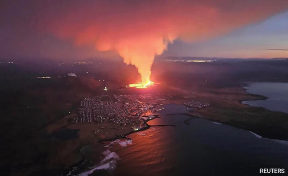 冰島火山熔巖流入村莊吞沒3棟房屋