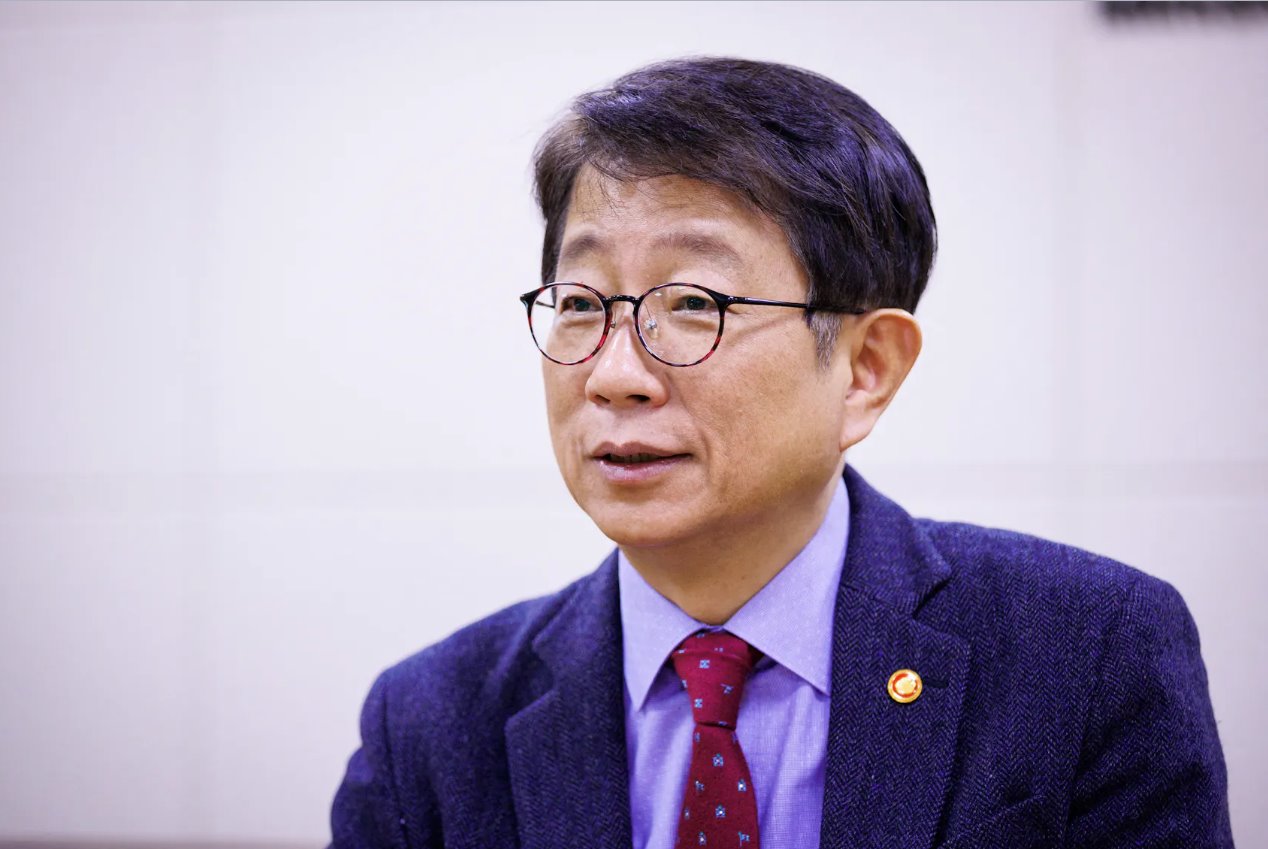 韓國國土基礎(chǔ)設(shè)施交通部部長樸相宇于2024年3月11日在韓國世宗接受路透社采訪時發(fā)表講話。