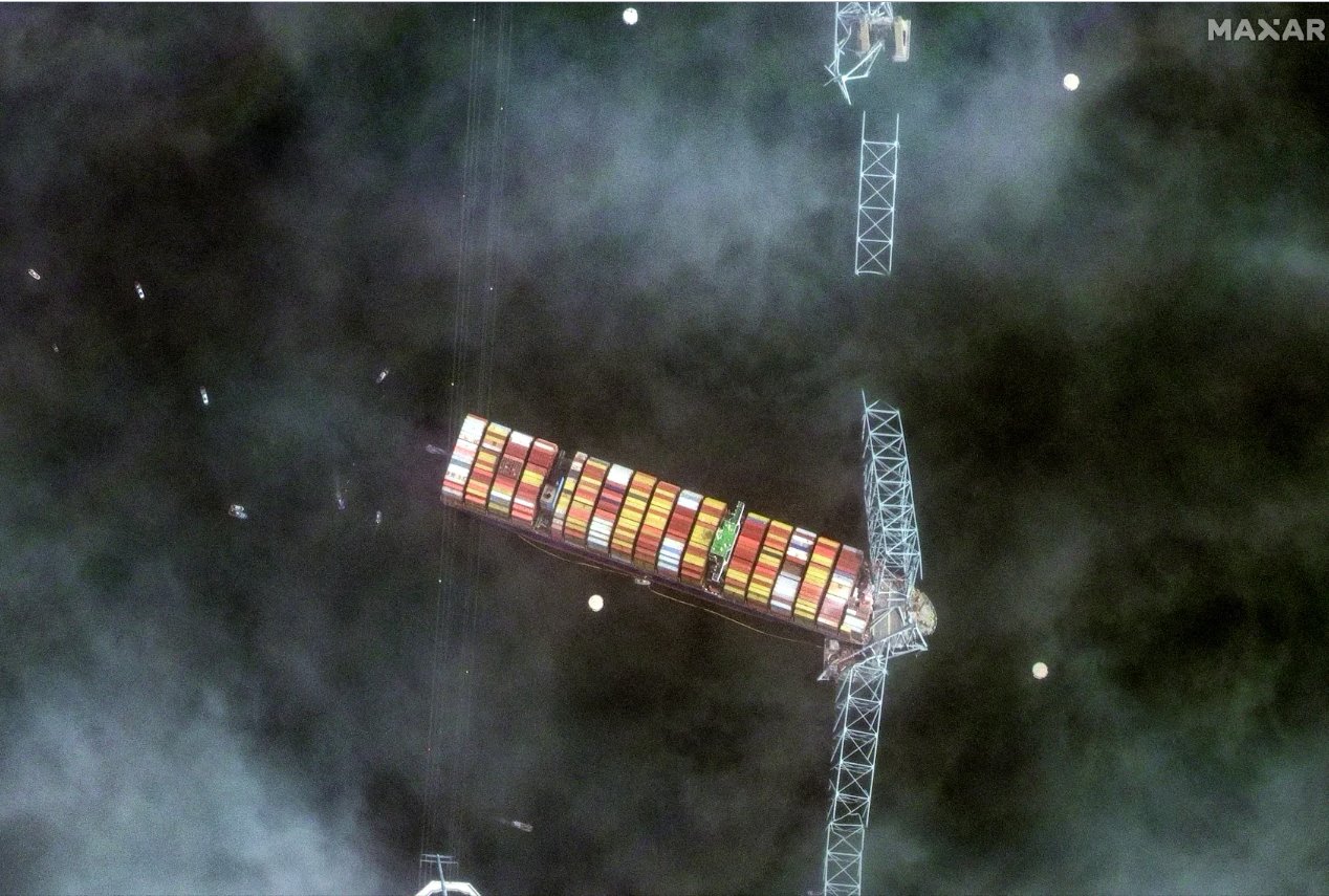 衛(wèi)星圖像顯示了2024年3月26日美國馬里蘭州巴爾的摩的Dali集裝箱船和倒塌的FrancisScottKey大橋的近距離視圖。