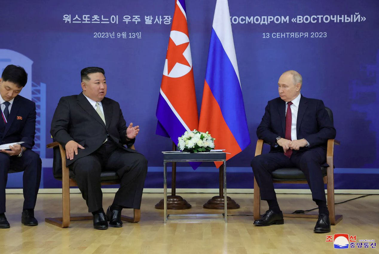 朝鮮中央通訊社發(fā)布的這張圖片顯示，2023年9月13日，俄羅斯總統(tǒng)弗拉基米爾&middot;普京和朝鮮領(lǐng)導(dǎo)人金正恩在俄羅斯遠(yuǎn)東阿穆爾地區(qū)東方航天發(fā)射場(chǎng)出席會(huì)議。