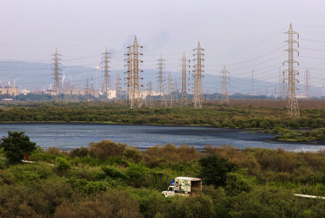 2021年10月13日，印度孟買的輸電塔全景。