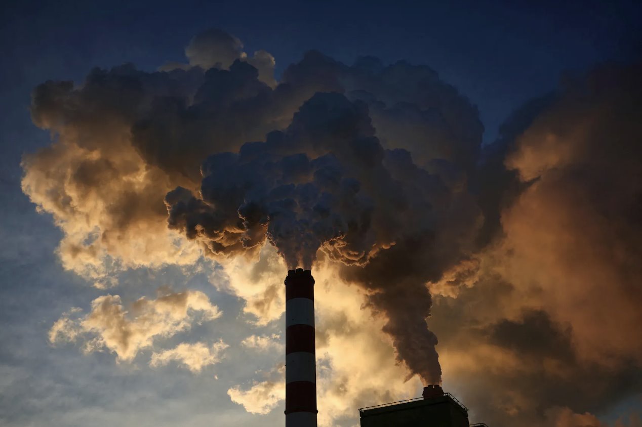 2023年11月22日，位于波蘭羅戈維茨的Belchatow發(fā)電廠冒出滾滾濃煙和蒸汽。這是歐洲最大的褐煤燃煤發(fā)電廠，由波蘭公用事業(yè)公司PGE運(yùn)營。