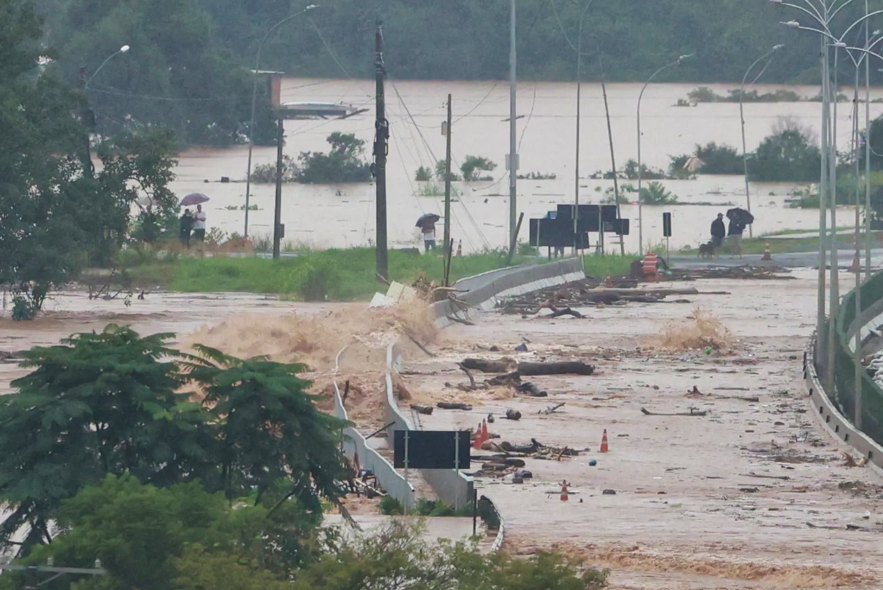 2024年5月2日，巴西南里奧格蘭德州拉熱阿多受洪水影響的地區(qū)全景。
