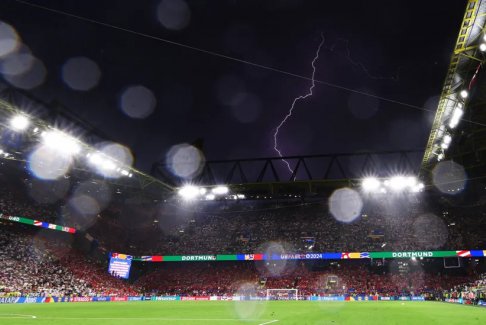 德國對陣丹麥的比賽因暴雨暫停了25分鐘