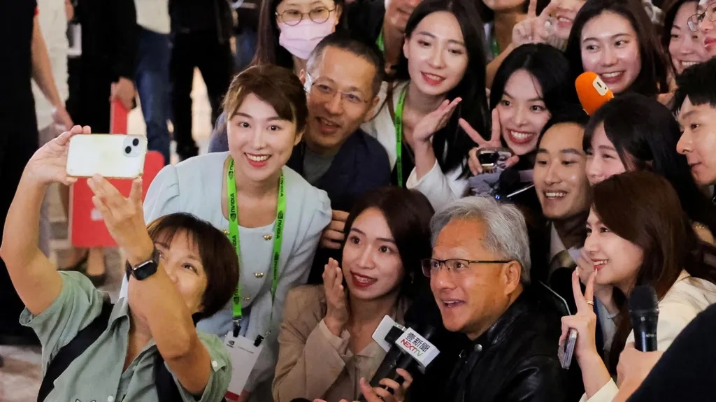 Nvidia首席執(zhí)行官黃仁勛在臺(tái)北COMPUTEX論壇上與媒體成員合影留念