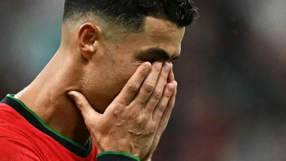 葡萄牙傳奇C羅(CristianoRonaldo)數(shù)據(jù)很難看：在重大賽事中已八場比賽沒有進球；重大賽事九個點球罰丟了三個，歐洲杯上的記錄現(xiàn)在是五次罰進，兩次罰失&mdash;&mdash;包括點球大戰(zhàn)