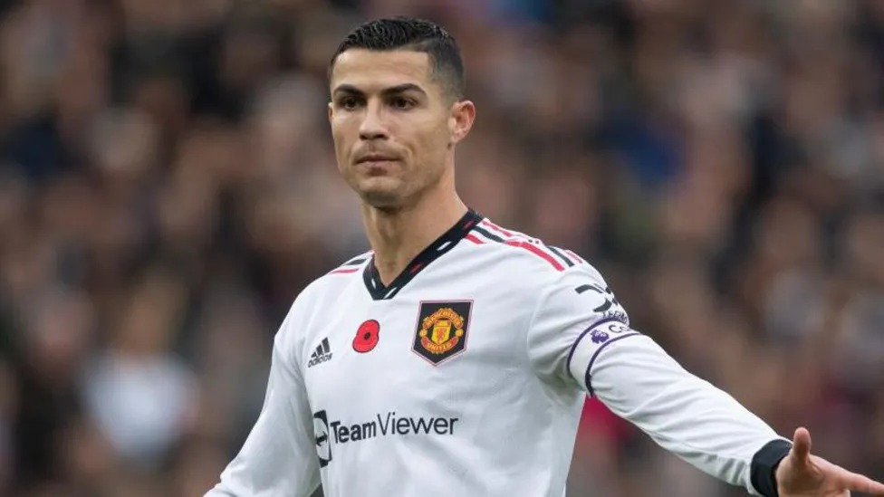 克里斯蒂亞諾·羅納爾多(CristianoRonaldo)在老特拉福德的第一個(gè)賽季中,在292場(chǎng)比賽中攻入118粒進(jìn)球,隨后于2009年轉(zhuǎn)會(huì)皇家馬德里