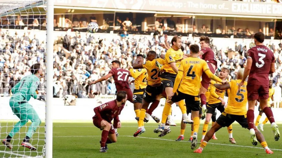 約翰&middot;斯通斯(JohnStones)為曼城在對陣?yán)顷牭谋荣愔泄ト胫苿偾? /></p>
<p><a href=