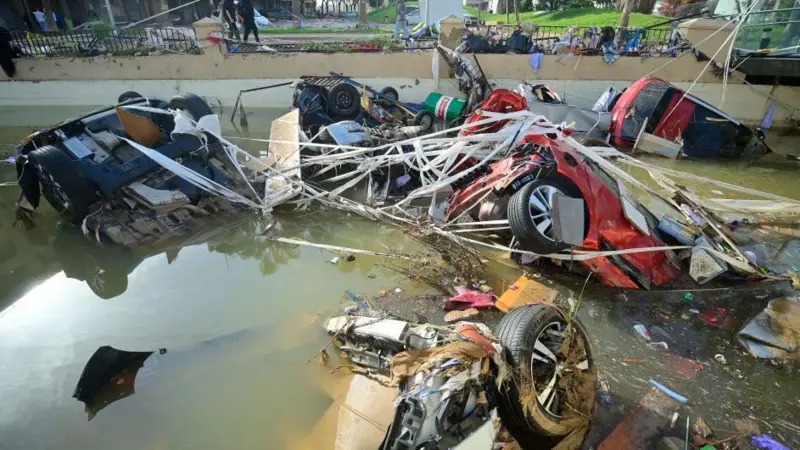 巴倫西亞山洪暴發(fā)后，汽車殘骸仍淹沒在水中。