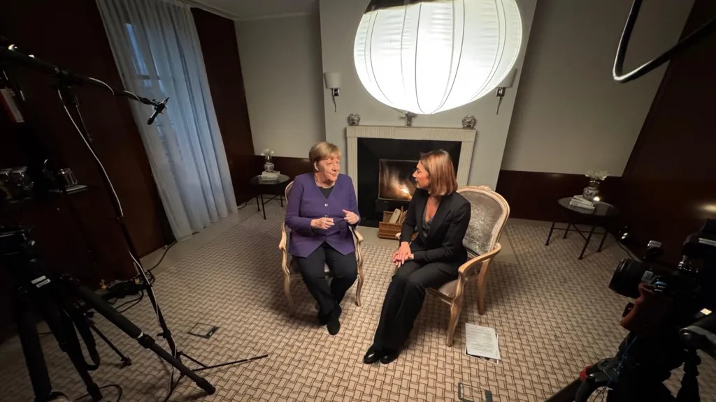 安格拉&middot;默克爾(AngelaMerkel)罕見地接受了BBC記者卡蒂亞&middot;阿德勒(KatyaAdler)的采訪