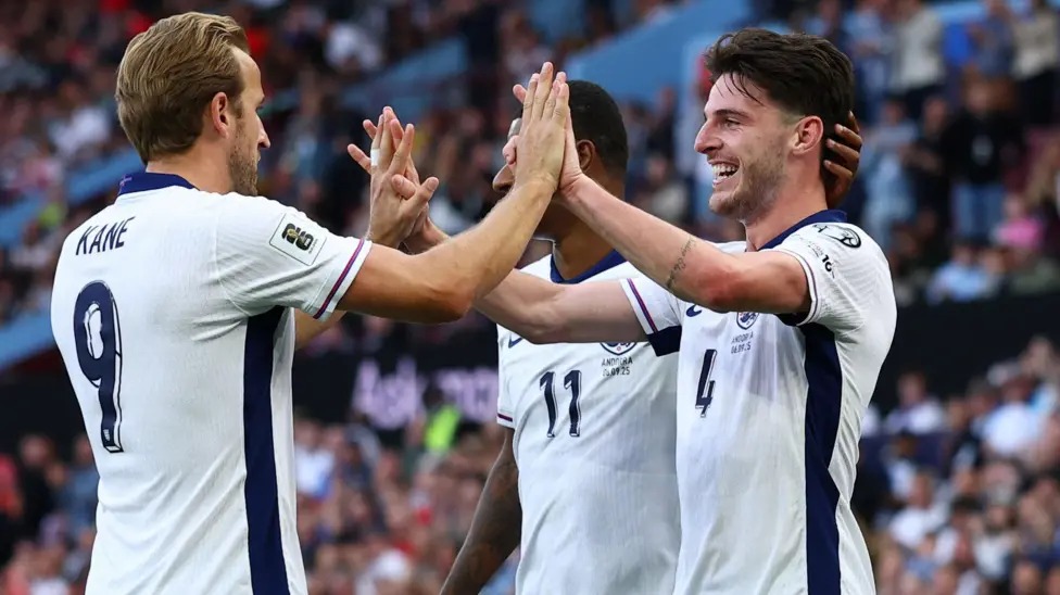 德克蘭&middot;賴斯（Declan Rice）頭球攻入第二球，英格蘭隊長哈里&middot;凱恩（Harry Kane）向他表示祝賀