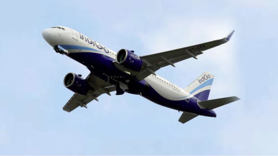私人航空公司靛藍(lán)航空的A320Neo客機(jī)載著176名乘客從機(jī)場起飛。