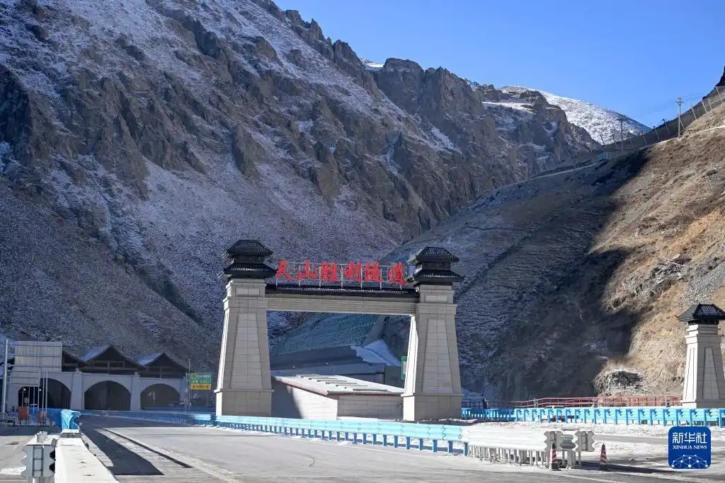 世界最長高速公路隧道天山勝利隧道通車