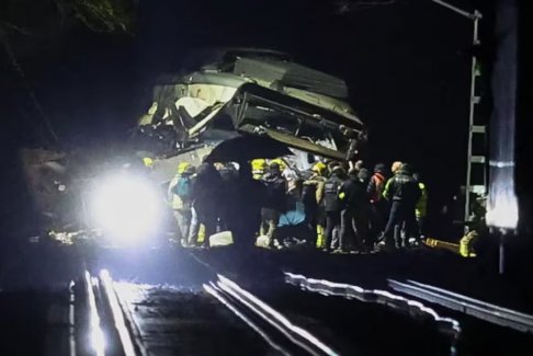 西班牙一列火車因墻體倒塌脫軌造成司機死亡37人受